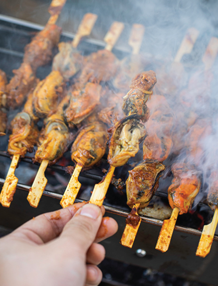 Grilled clams on skewers at Long Dtai Restaurant